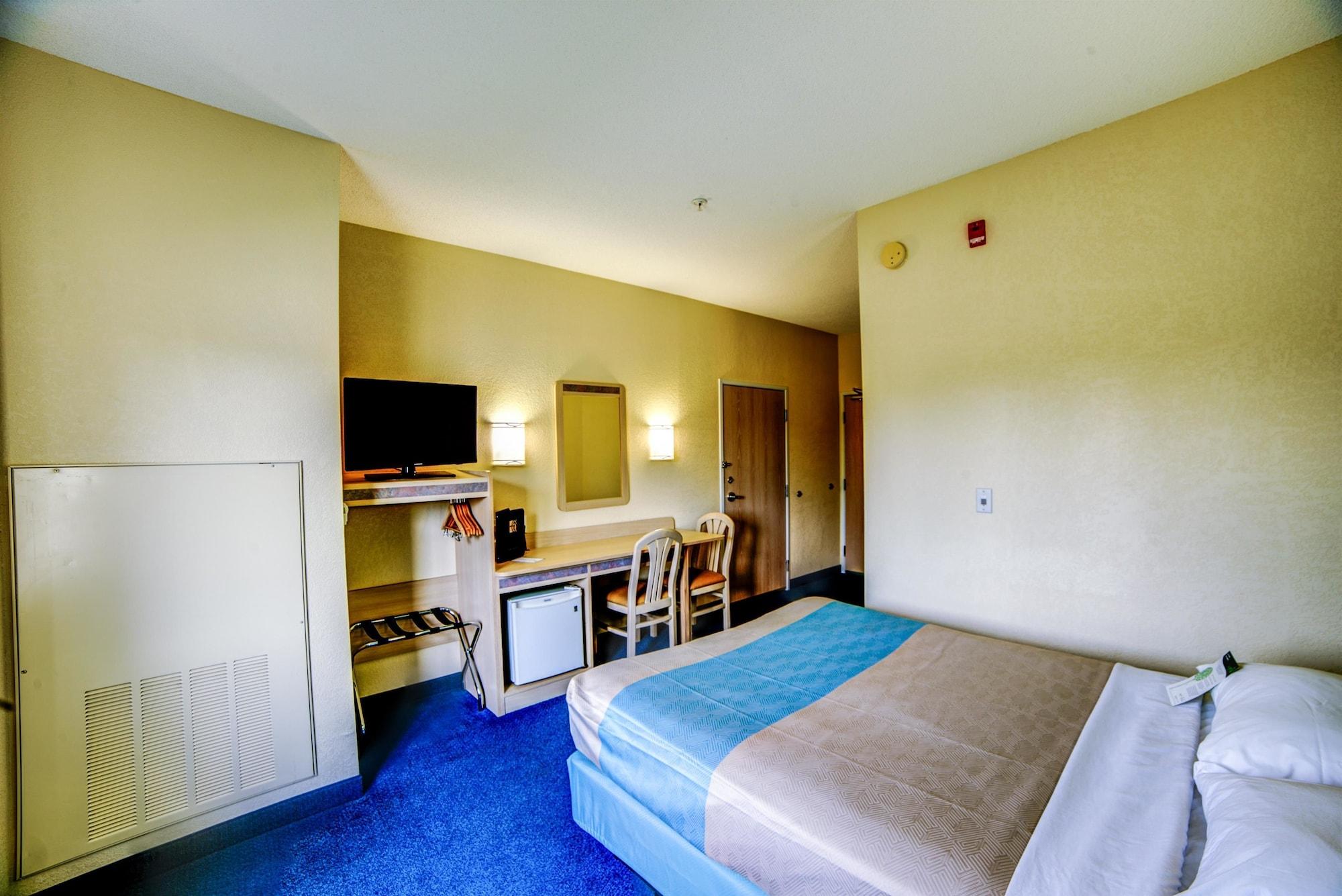 Hotel 6-huntsville, On Huntsville