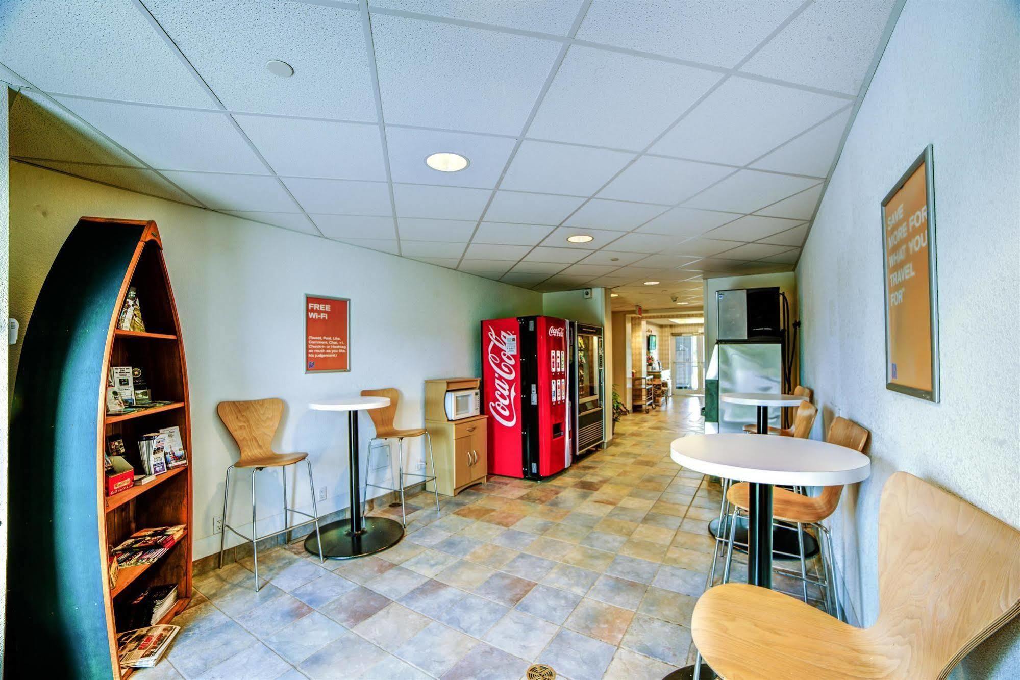Hotel 6-huntsville, On