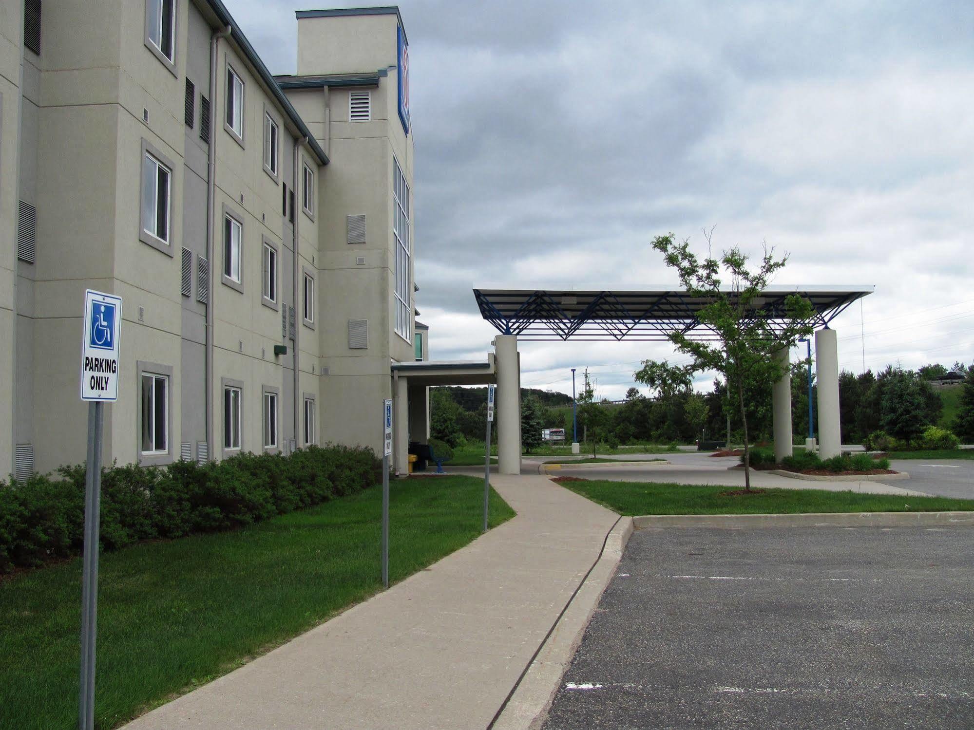 Hotel 6-huntsville, On 2*