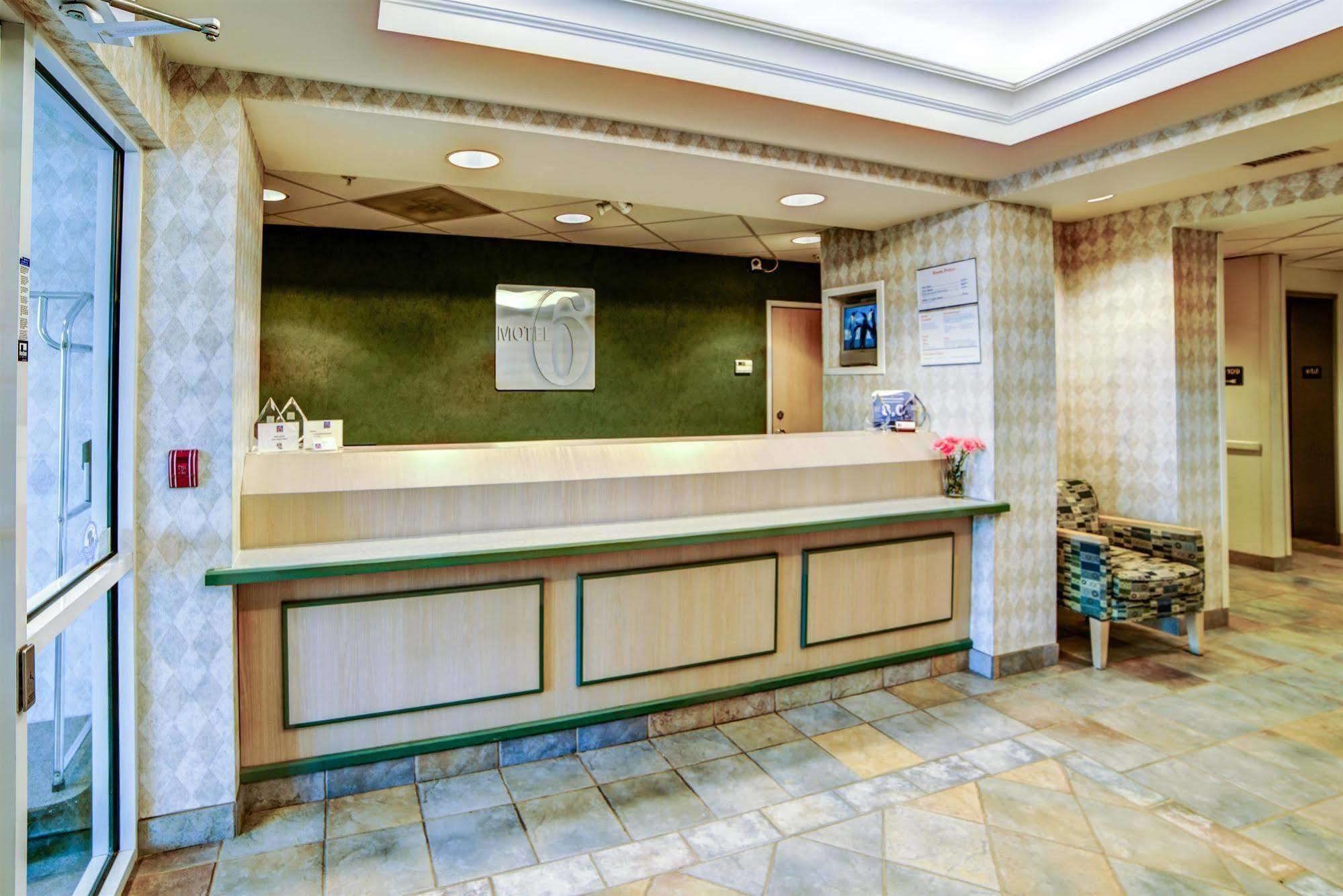 Hotel 6-huntsville, On