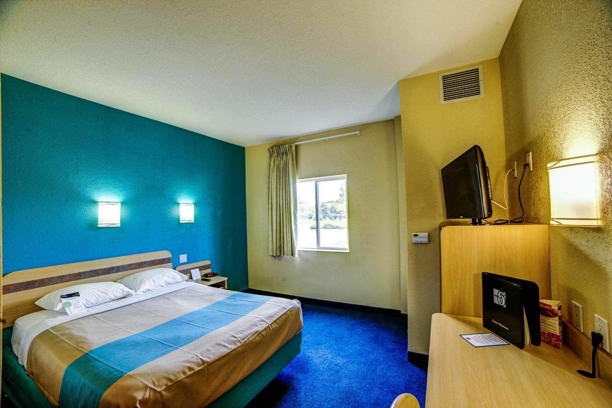 Hotel 6-huntsville, On